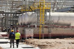 Image du Maroc Professionnelle de  Des ouvriers de STROC Industrie s'activent dans la construction de la Cimenterie Ait Baha à Agadir, Mardi 22 Juin 2010. STROC est une société marocaine qui exerce son métier dans le domaine de l’ingénierie d’exécution pour les industries de procédé, les réalisations à son actif l’ont conduit à développer une expertise et un savoir-faire fort dans la construction ainsi que dans différents métiers afin d'offrir des solutions clé en main pour satisfaire au mieux ses clients. Parmi ces réalisations ont trouve : des unités de stockage et de traitement de produits liquides ou gazeux, installations de manutention et de traitement de produits en vrac ainsi que dans les domaines de Ingénierie Etudes, Génie Civil, Chaudronnerie, Structure Métallique, Tuyauterie, Montage, Maintenance, Bâtiments industriels, Logistiques, Tertiaires et Ouvrages d’Art. (Photo / Abdeljalil Bounhar) 